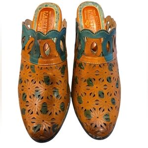 L'ARTISTE SPRING STEP RIMA BROWN AND GREEN LEATHER CLOG MULES. SZ EU 36.